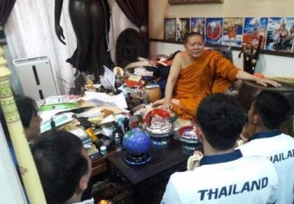 Sư Phra lại làm phép cho đoàn thể thao Thái Lan