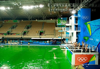 Bí ẩn nước hồ bơi chuyển sang màu xanh... lá cây ở Olympic