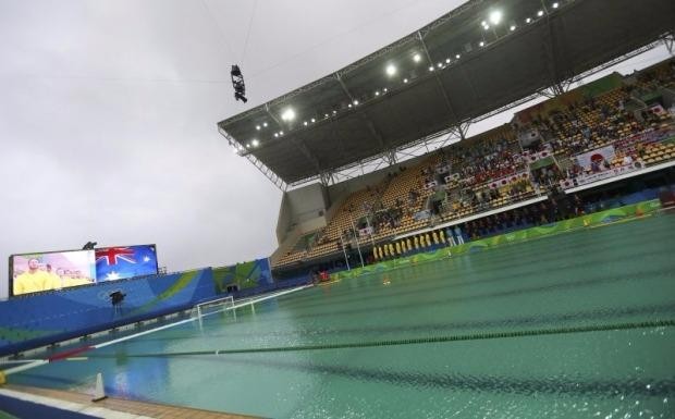 Đã tìm ra nguyên nhân nước hồ bơi Olympic chuyển màu