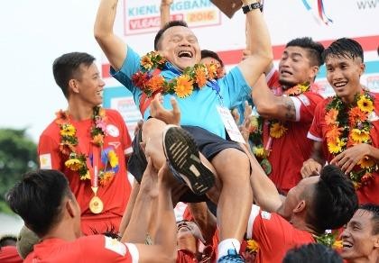 TP.HCM nhận cúp vô địch hạng nhất: Mưa trời, mưa gôn và cúp vàng