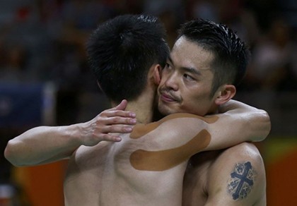 Thắng kịch tính 'đối thủ truyền kiếp' Lin Dan, Lee Chong Wei vào chung kết