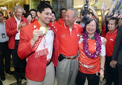 Schooling dùng tiền thưởng HCV Olympic để trang trải nợ nần