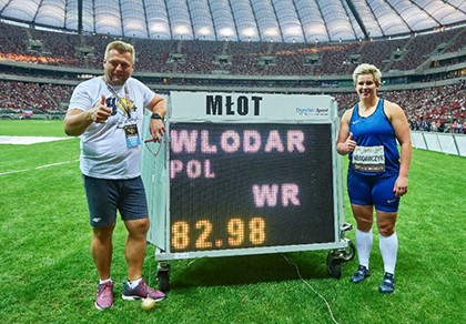 Mới đoạt HCV Olympic, về nhà thi đấu phá kỷ lục thế giới