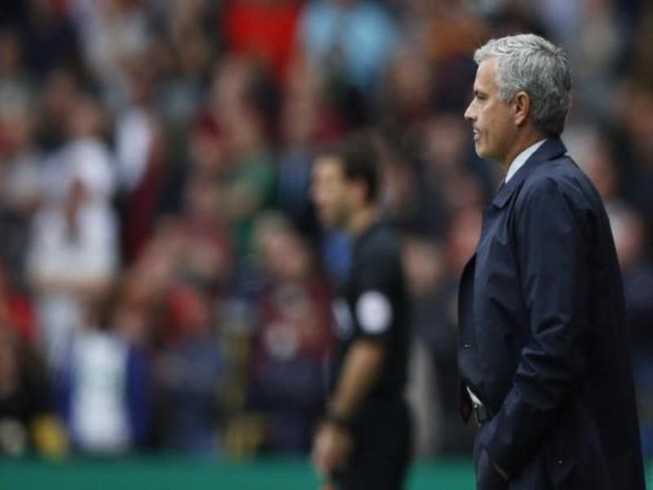 Thua Watford, Mourinho nói: 'Tôi không thể cải thiện trọng tài'
