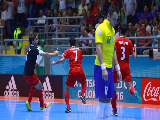 'Sốc nặng' vì Iran đánh bại Brazil của Falcao