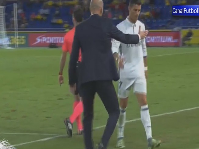Ronaldo phản ứng khi bị thay ra sân, Zidane nói gì?