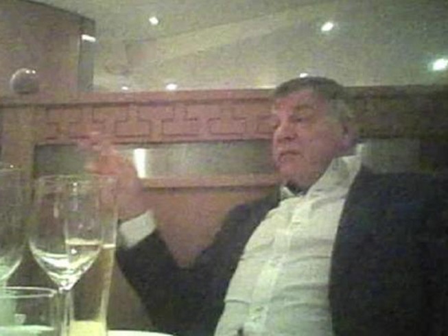 'Đâm sau lưng' LĐBĐ Anh, Big Sam gặp rắc rối to