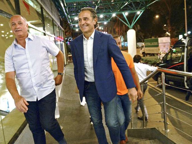 Cesare Prandelli 'cập cảng' Valencia