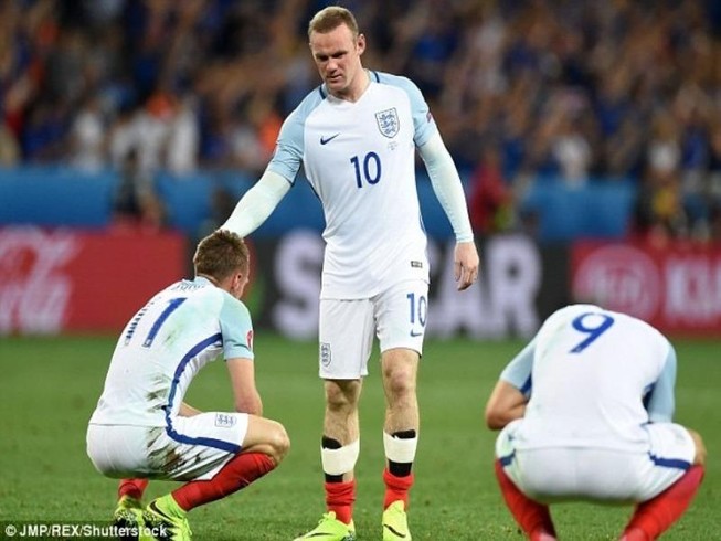 Southgate gửi 'thông điệp cứng' muốn Rooney đá tiền vệ