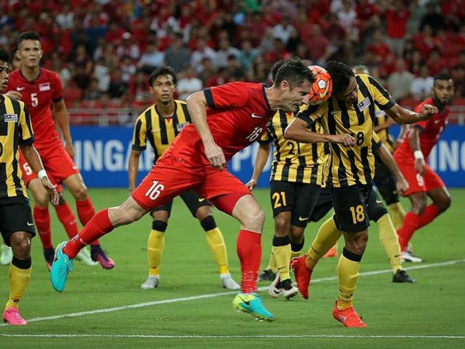 HLV Hữu Thắng lạnh lùng, Ong Kim Swee thì mừng