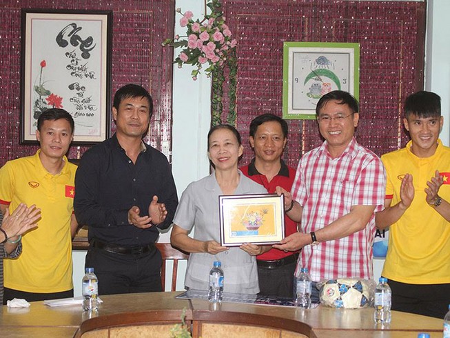 Thầy trò HLV Hữu Thắng chia sẻ cùng trẻ em làng SOS