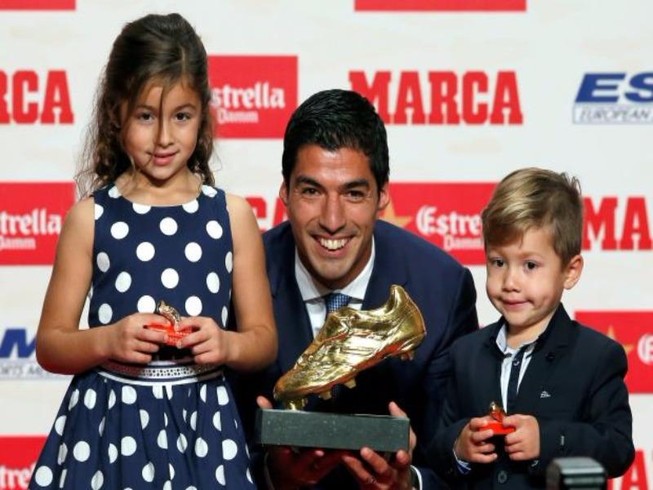 Luis Suarez 'lượm' chiếc giày vàng châu Âu thứ hai
