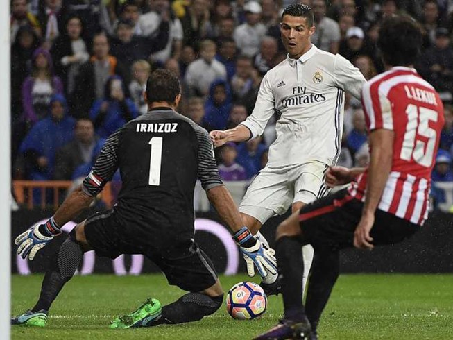 Đồng đội bảo vệ Ronaldo sau sự cố 'việt vị'