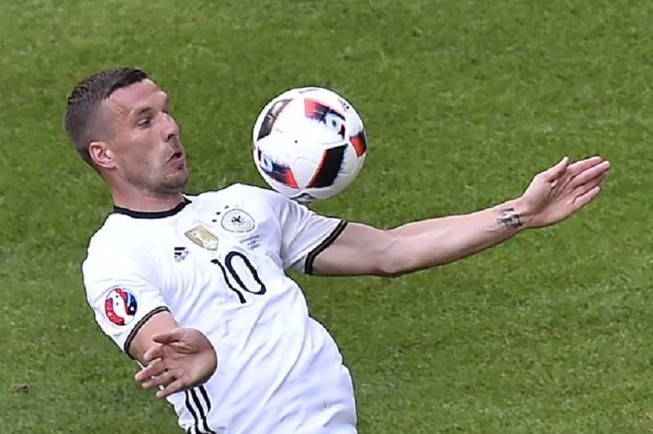 Sau Tevez đến… Podolski đầu quân câu lạc bộ Trung Quốc