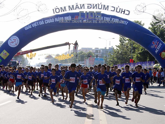 Hàng ngàn người tham gia giải chạy việt dã chào năm mới
