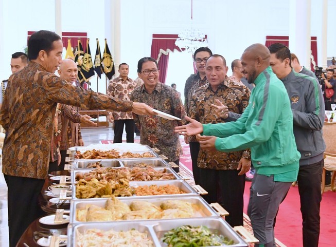 Tổng thống Widodo lệnh mỗi tỉnh 1 sân bóng chuẩn FIFA
