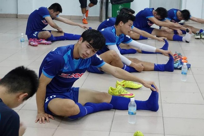 U-22, HLV Hữu Thắng và trời mưa