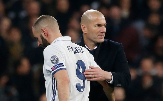 Champions League: Lấm lưng, trắng bụng