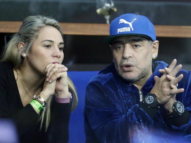 Maradona bị cảnh sát Madrid 'sờ gáy'?