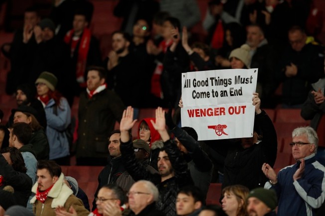 Huyền thoại Arsenal muốn 'lật ghế' Wenger ngay lập tức