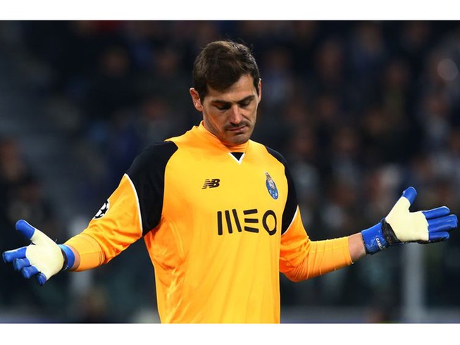 'Thánh Iker' mất vui dù lập kỷ lục Champions League