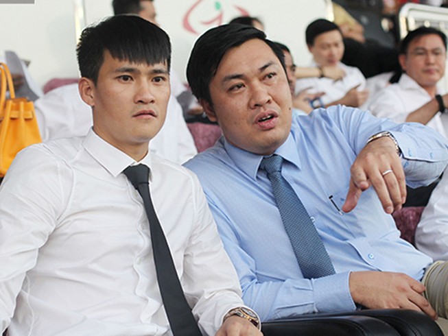 Chủ tịch CLB TP.HCM Lê Công Vinh vòng trong, vòng ngoài
