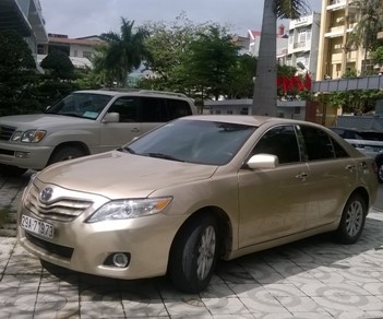 Tạm giữ xe Camry nghi nhập lậu
