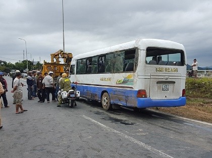 Lật ô tô chở công nhân, 14 người nhập viện