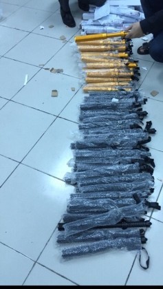 Thu giữ hàng trăm roi điện, gậy sắt chuẩn bị 'lên' máy bay