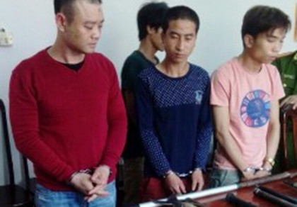 Đột kích 'đại bản doanh' trùm ma túy sử dụng súng, mã tấu