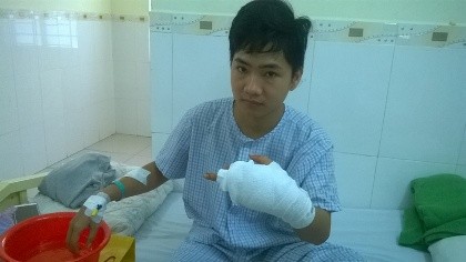 Khởi tố vụ án côn đồ dùng mã tấu chém ba người