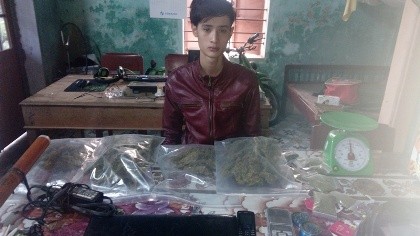 Bắt khẩn cấp thanh niên mua hạt... cần sa trên mạng về trồng, bán