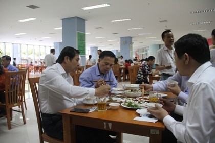Chủ tịch TP Đà Nẵng cùng hàng trăm cán bộ ăn trưa với hải sản