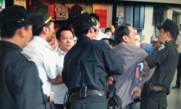 Hành khách quấy phá, tấn công nhân viên và an ninh hàng không