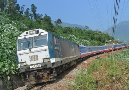 Bám càng tàu đang chạy để cướp tài sản