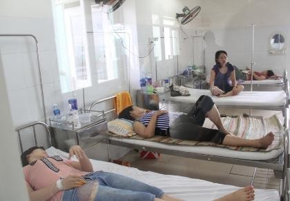 16 du khách nhập viện nghi do ngộ độc thực phẩm