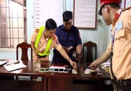 Nhóm thiếu niên thuê xe ô tô phóng trên QL1A để 'chơi' ma túy
