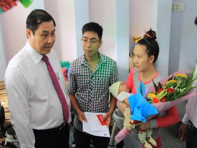 Chủ tịch TP Đà Nẵng đến tận nhà dân trao giấy khai sinh