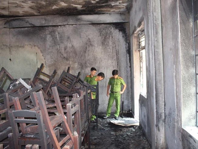 Cháy trong trường tiểu học, học sinh hoảng loạn