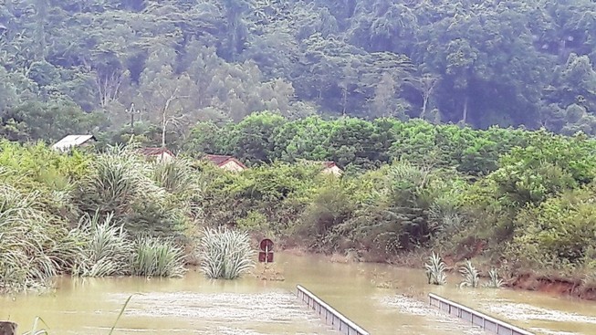 Vào nơi bị nước lũ bao vây, chia cắt 5 ngày liền