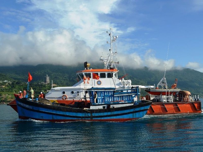 Cứu tàu cá bị phá nước, sắp chìm trên biển Hoàng Sa