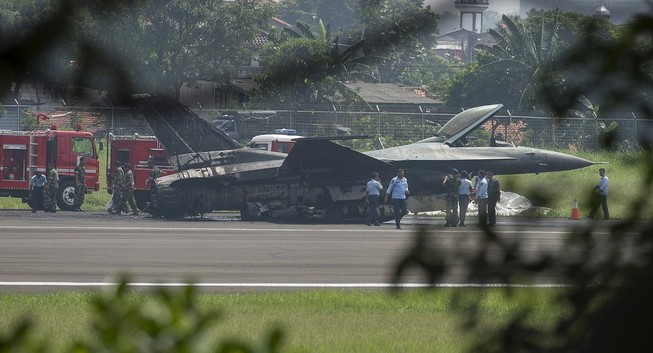 Chiến đấu cơ F-16 chưa cất cánh đã bốc cháy