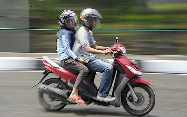 Indonesia cấm nam nữ chưa kết hôn chở nhau trên xe máy