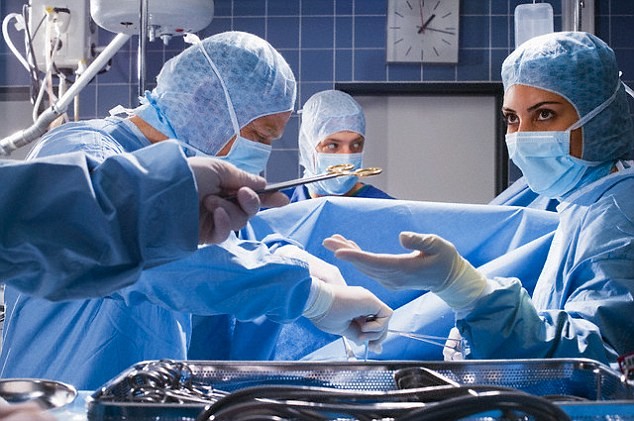 Mổ đẻ, bác sĩ để quên điện thoại trong bụng bệnh nhân