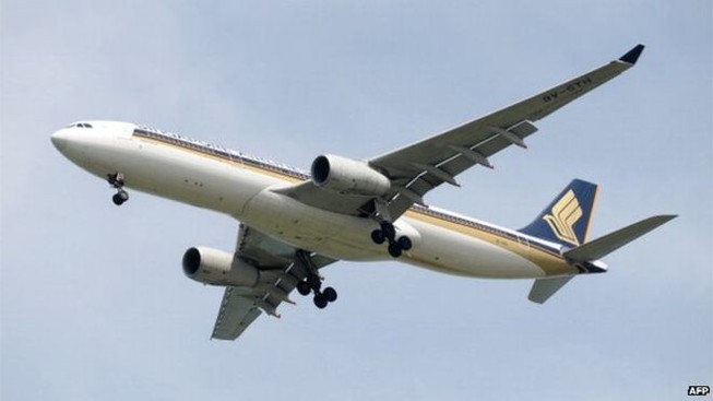 Máy bay Singapore hỏng động cơ giữa trời