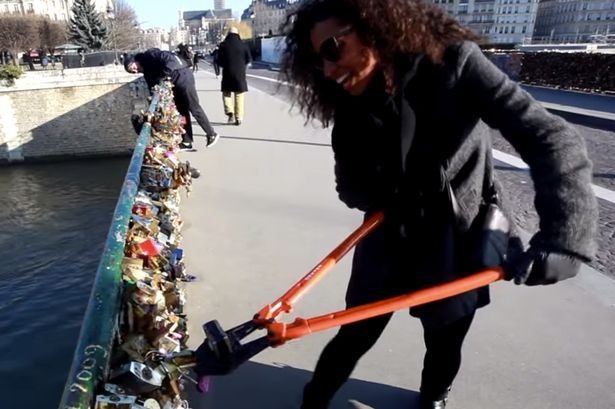 Paris chuẩn bị 'khai tử' hàng triệu 'ổ khóa tình yêu'