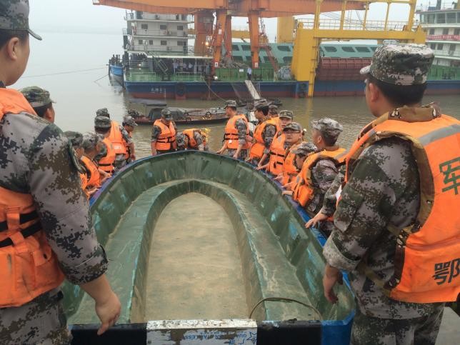 Thảm họa chìm phà Trung Quốc: Còn người sống sót kẹt lại bên trong