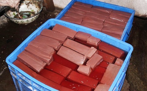 Rùng rợn cảnh làm tiết vịt giả ở Trung Quốc