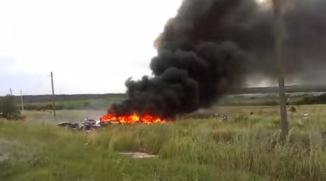 Video hiện trường vụ rơi máy bay MH17 gây sốc