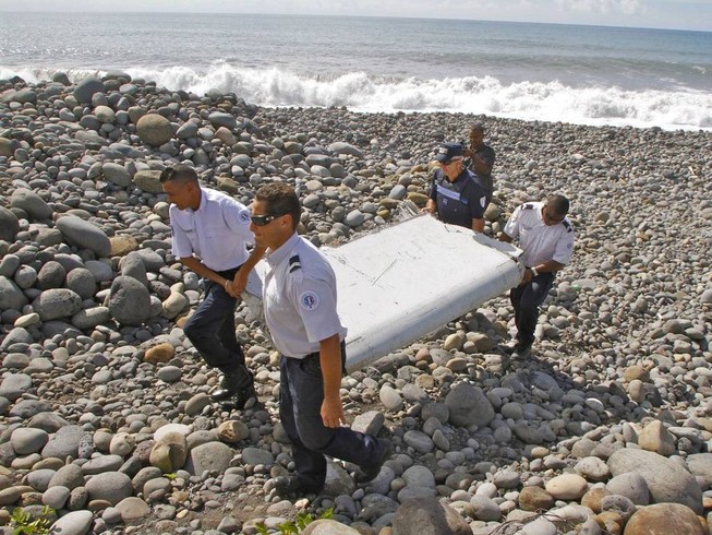 Pháp đem máy bay tới đảo Reunion tìm mảnh vỡ MH370